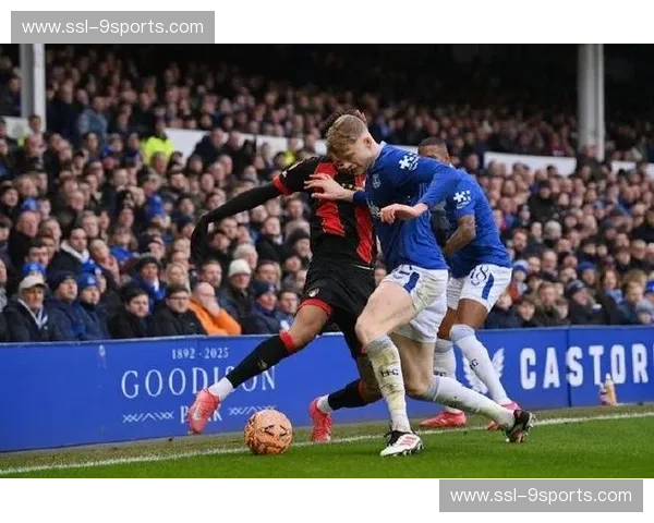 埃弗顿主场不敌伯恩茅斯且染红 保级压力下心态濒临失衡